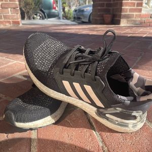 Barely worn ADIDAS ULTRABOOST - Size 8